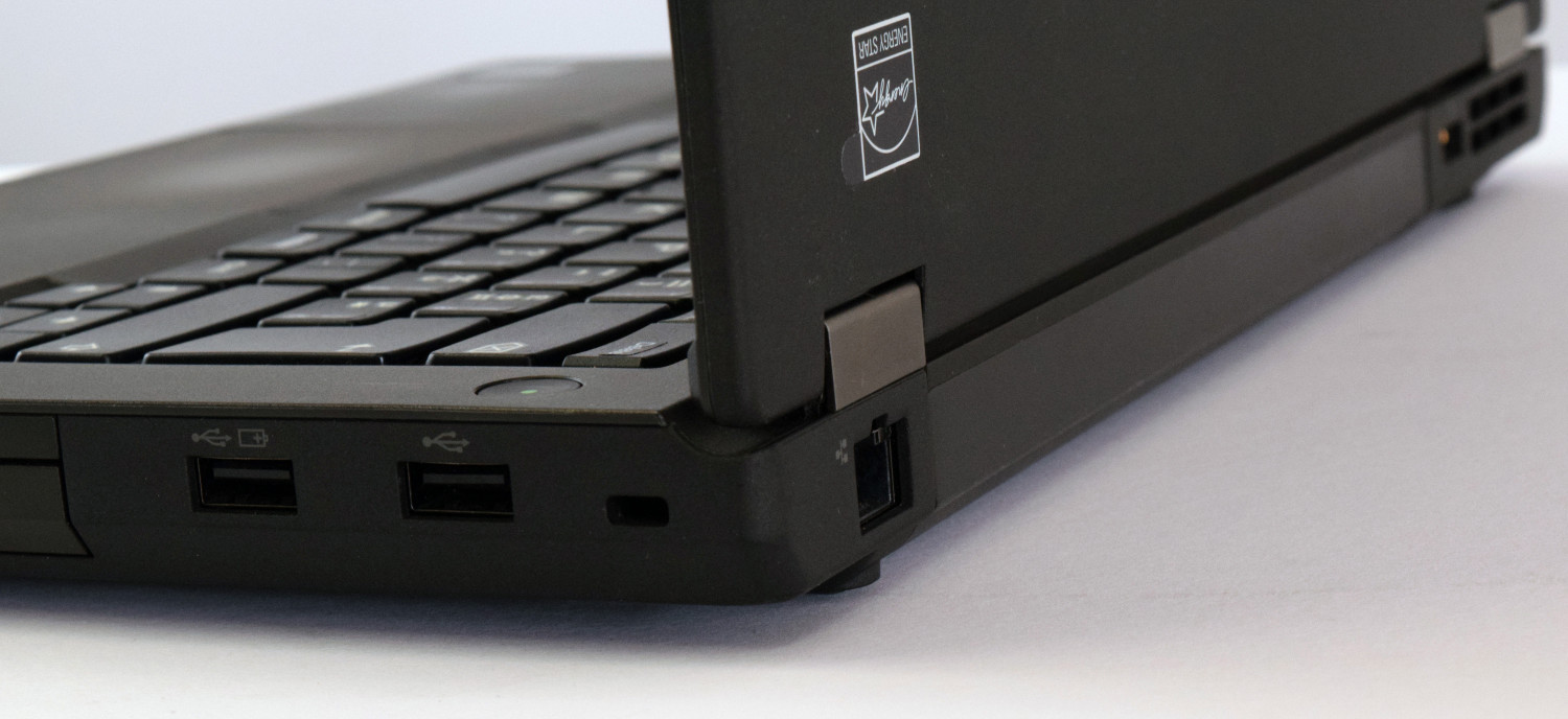Lenovo ThinkPad T440p - konektivita na pravom hornom rohu