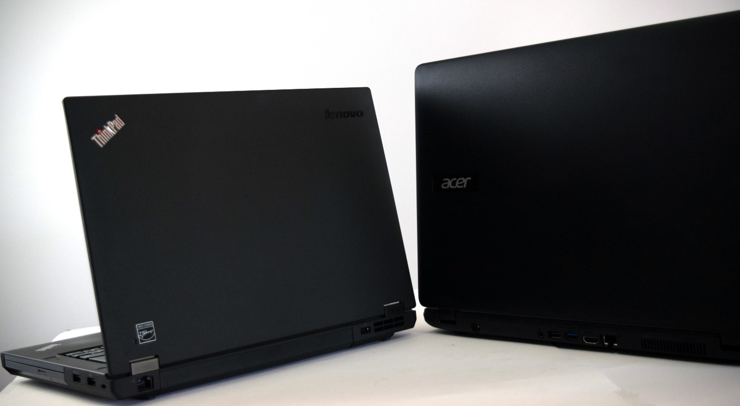 Lenovo ThinkPad T440p a Acer Extensa 15 - pohľad zozadu