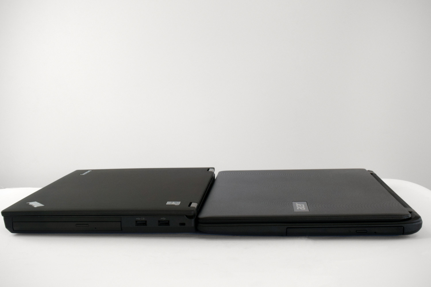 Lenovo ThinkPad T440p a Acer Extensa 15 - pohľad zboku