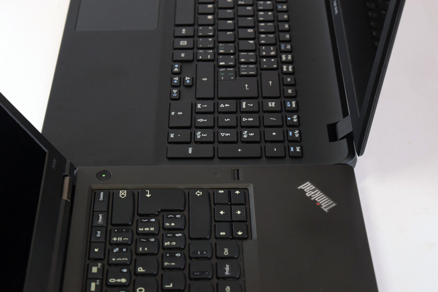 Lenovo ThinkPad T440p a Acer Extensa 15 - pohľad na klávesnice